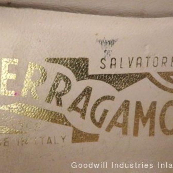 Ferragamo Navy Wingtip Heels Size 7.5 - Picture 15 of 15